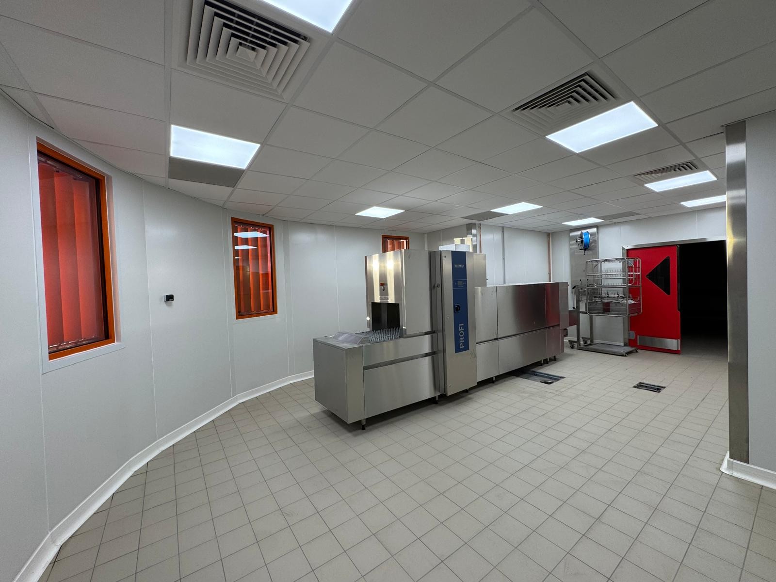 Une photo avec des monteurs travaillants sur des nacelles