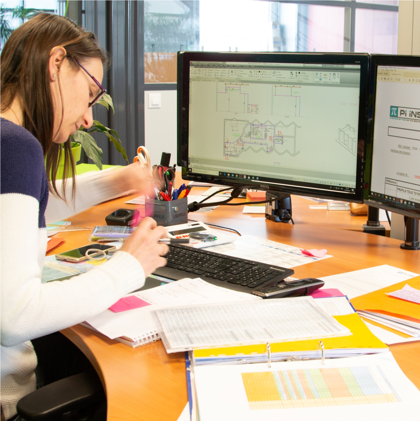 Une main tenant une jeune plante au creux de sa paume