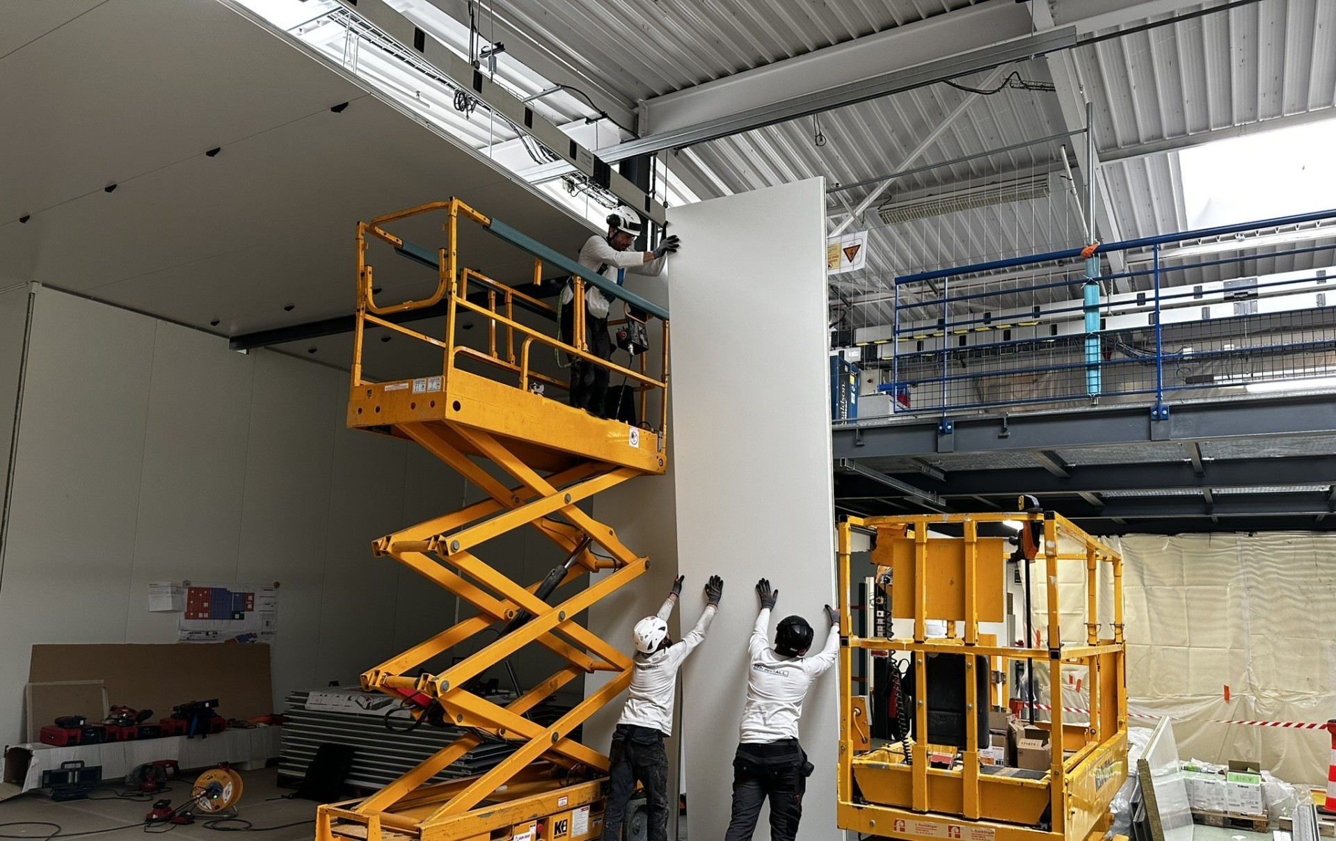 Deux employé du groupe Pi Install dans une chambre froide