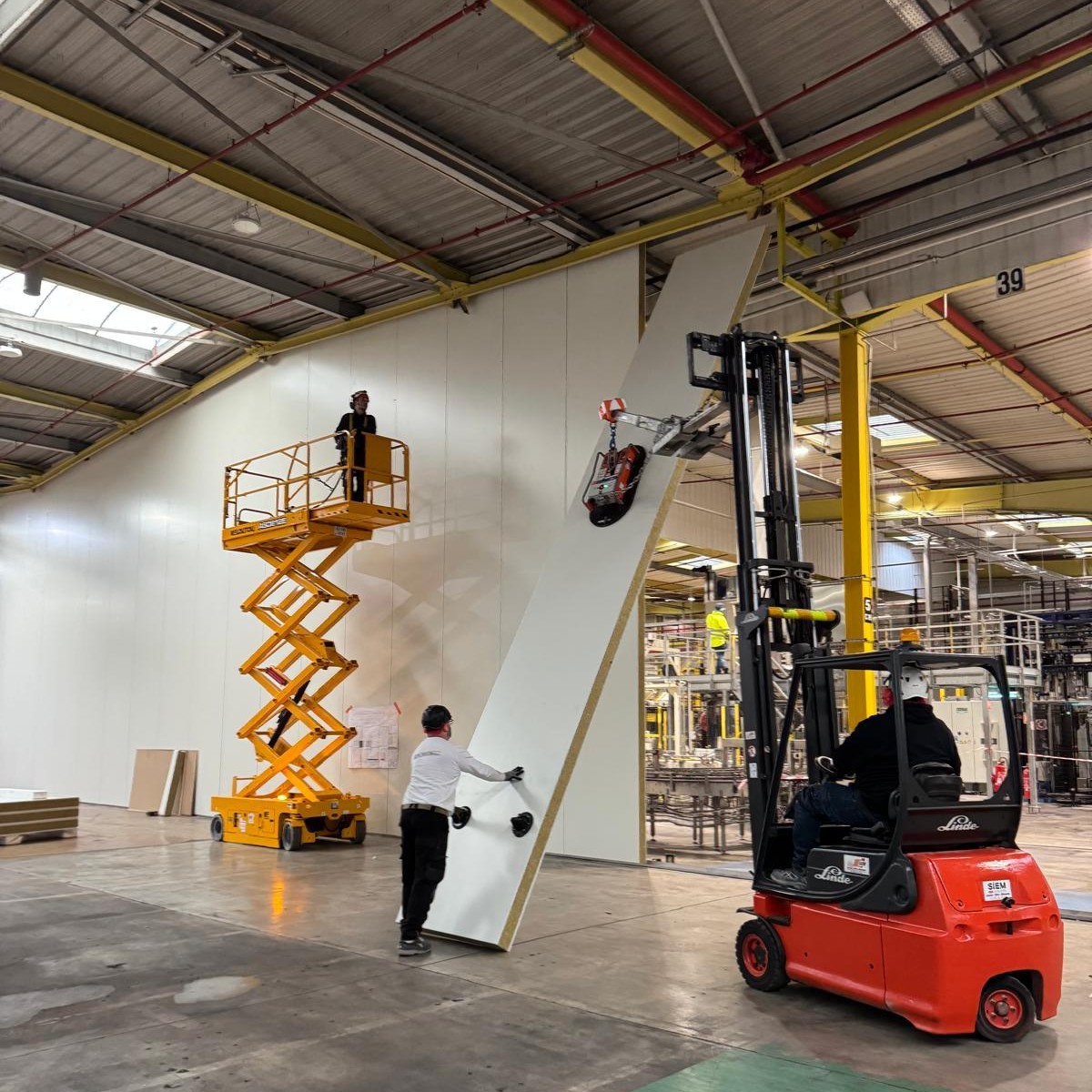 Deux collaborateurs du groupe pi sur un plan