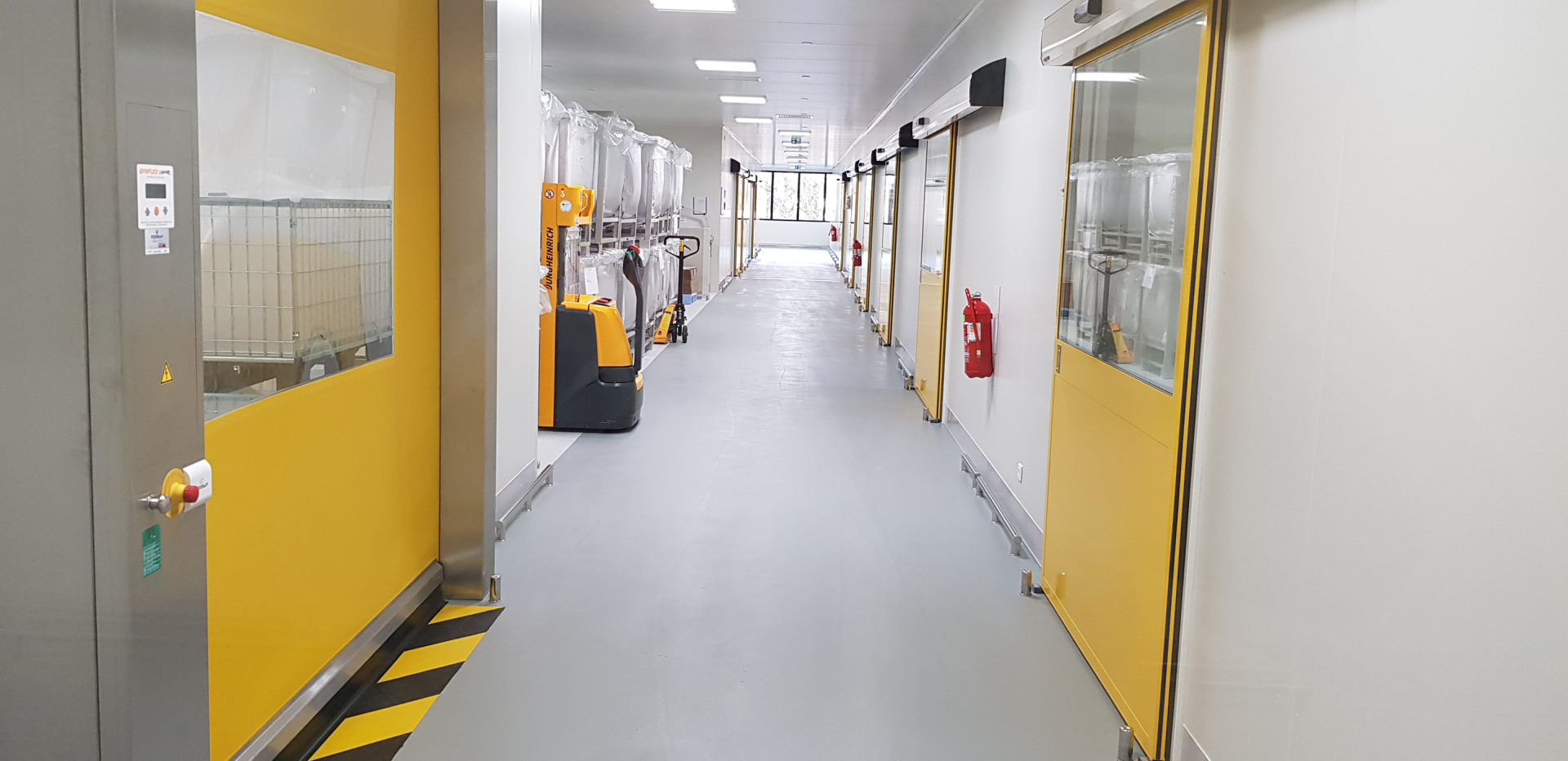 Deux employé du groupe Pi Install dans une chambre froide