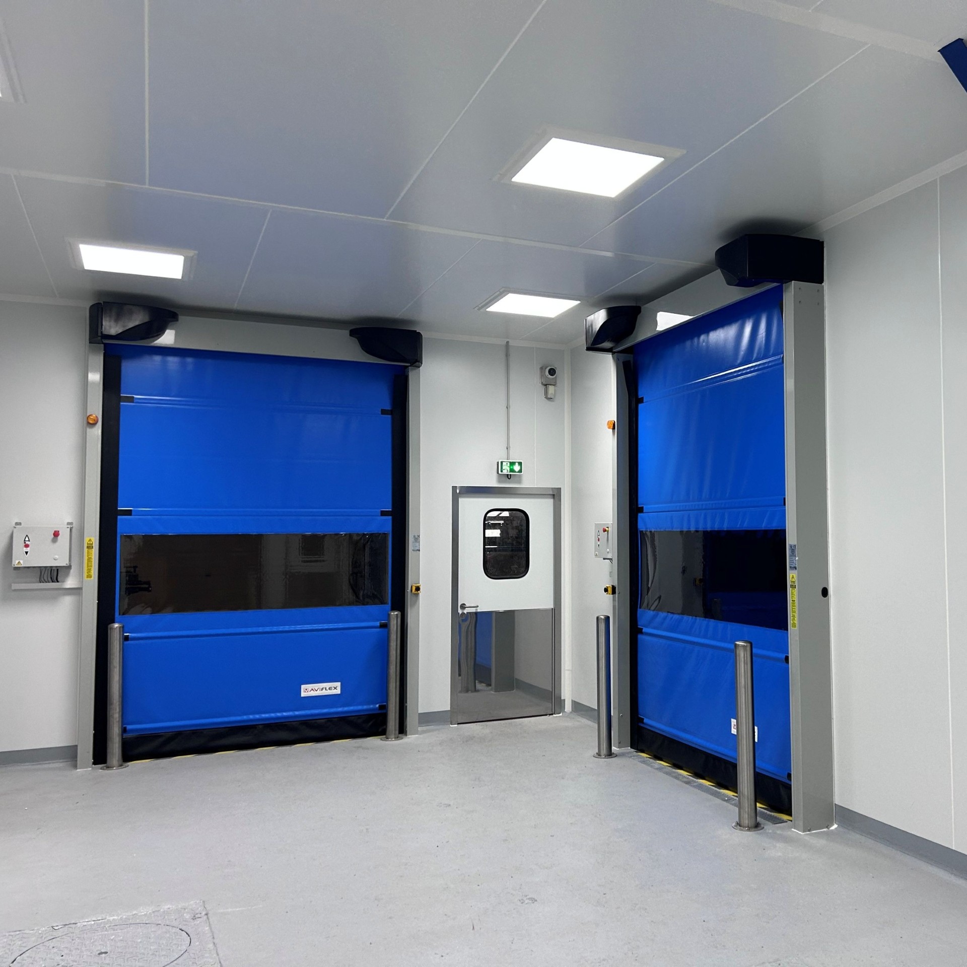 Un couloir bardé de chambres froides