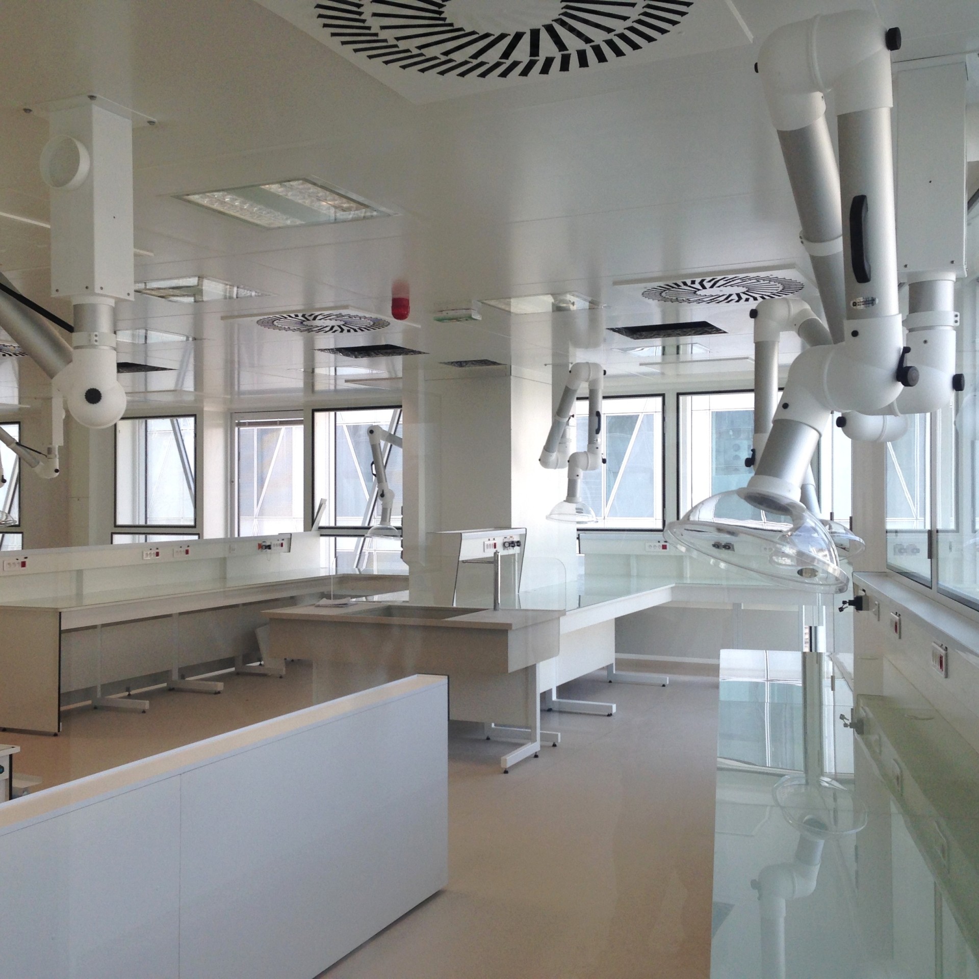 Un couloir bardé de chambres froides