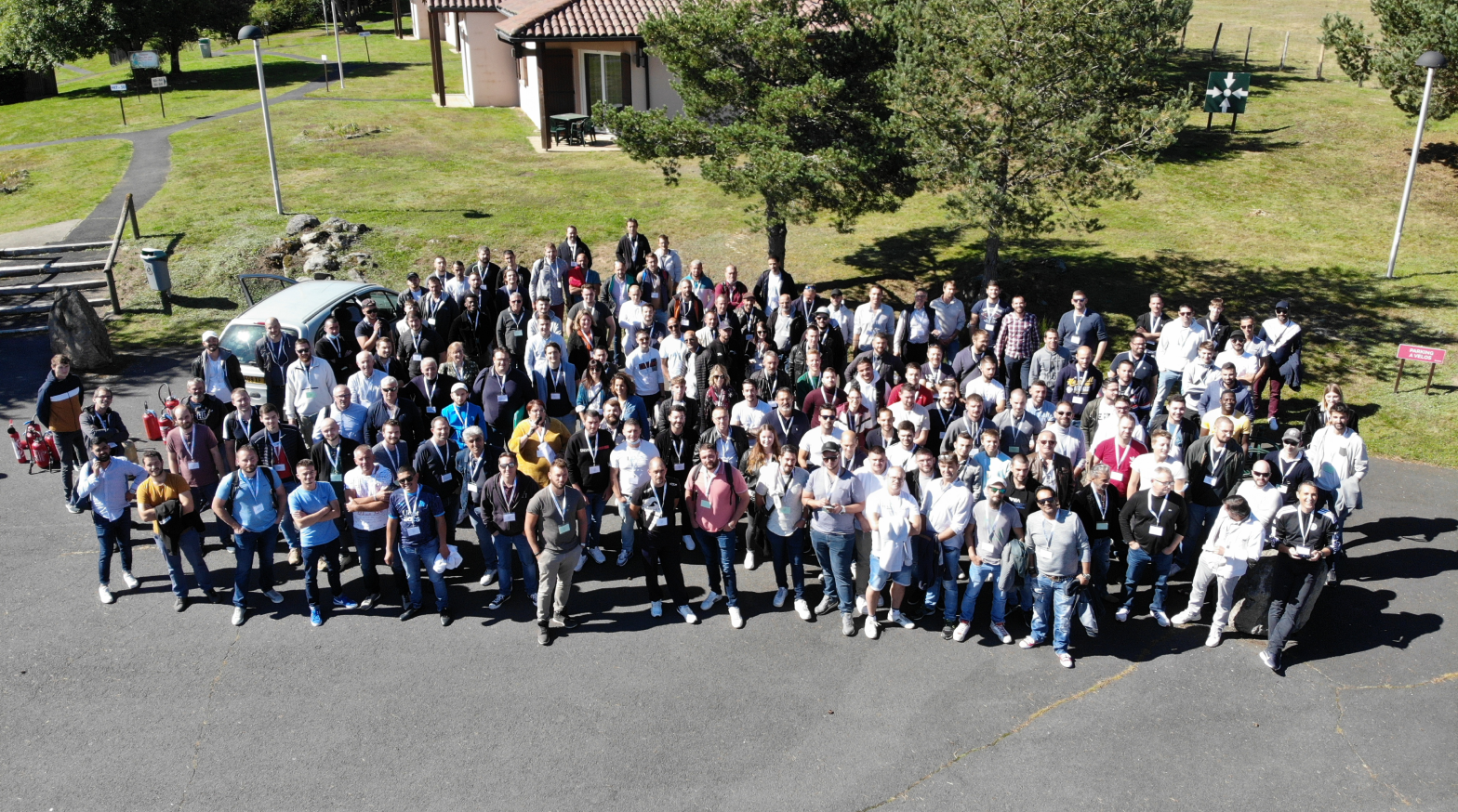 Une main tenant une jeune plante au creux de sa paume