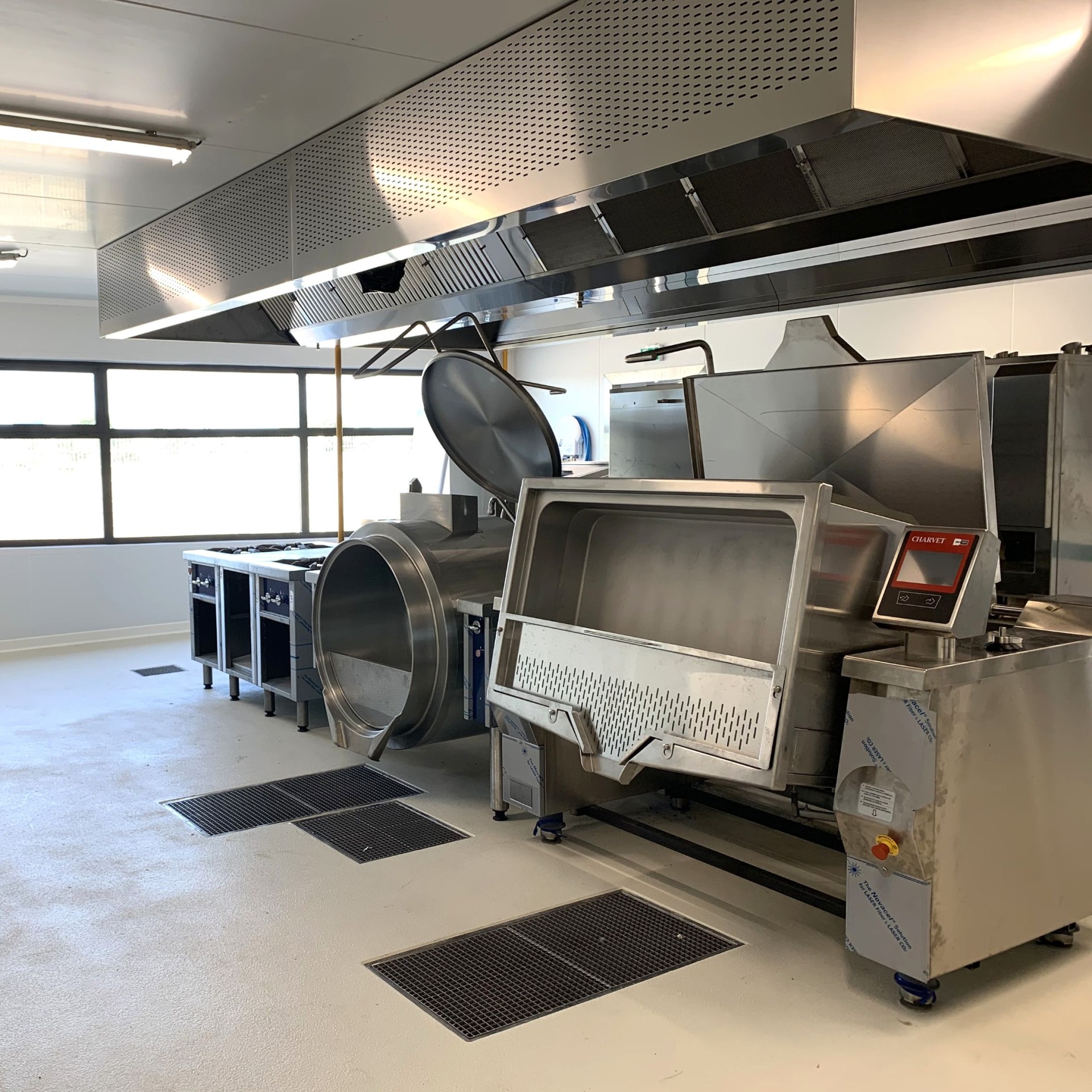 Un couloir bardé de chambres froides