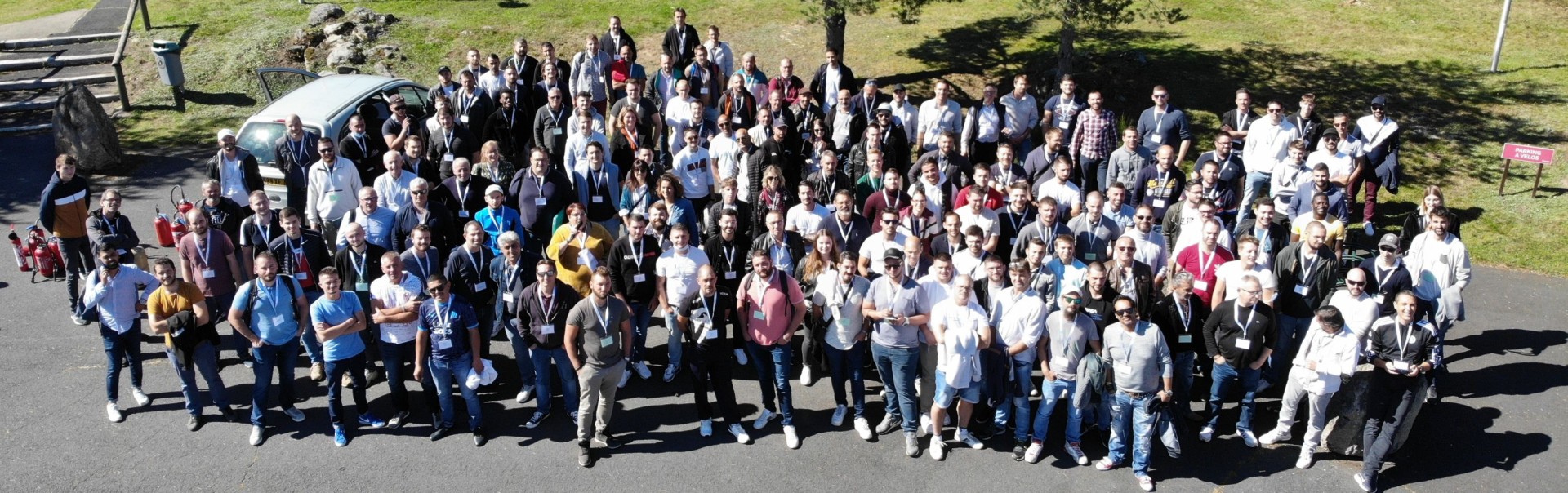 Le côté d'un véhicule avec un flocage Pi Install