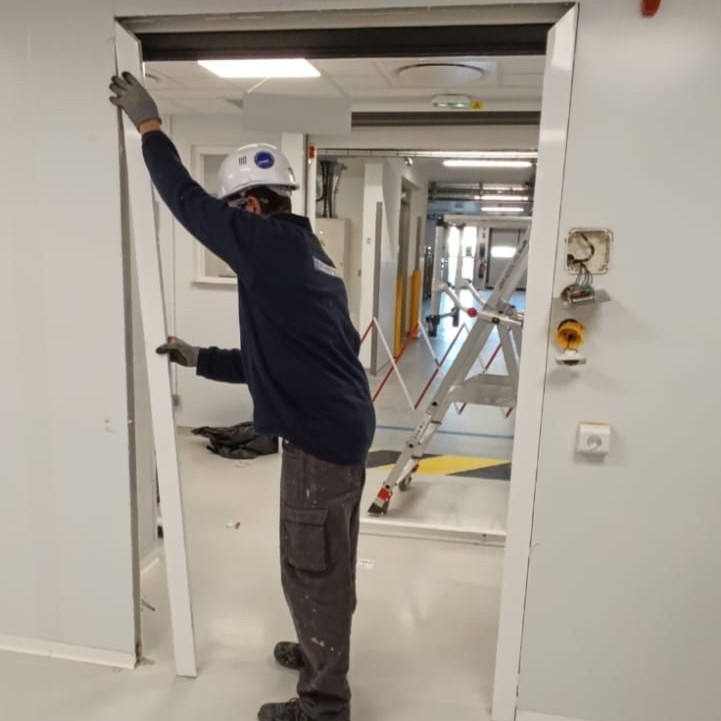 Un couloir bardé de chambres froides