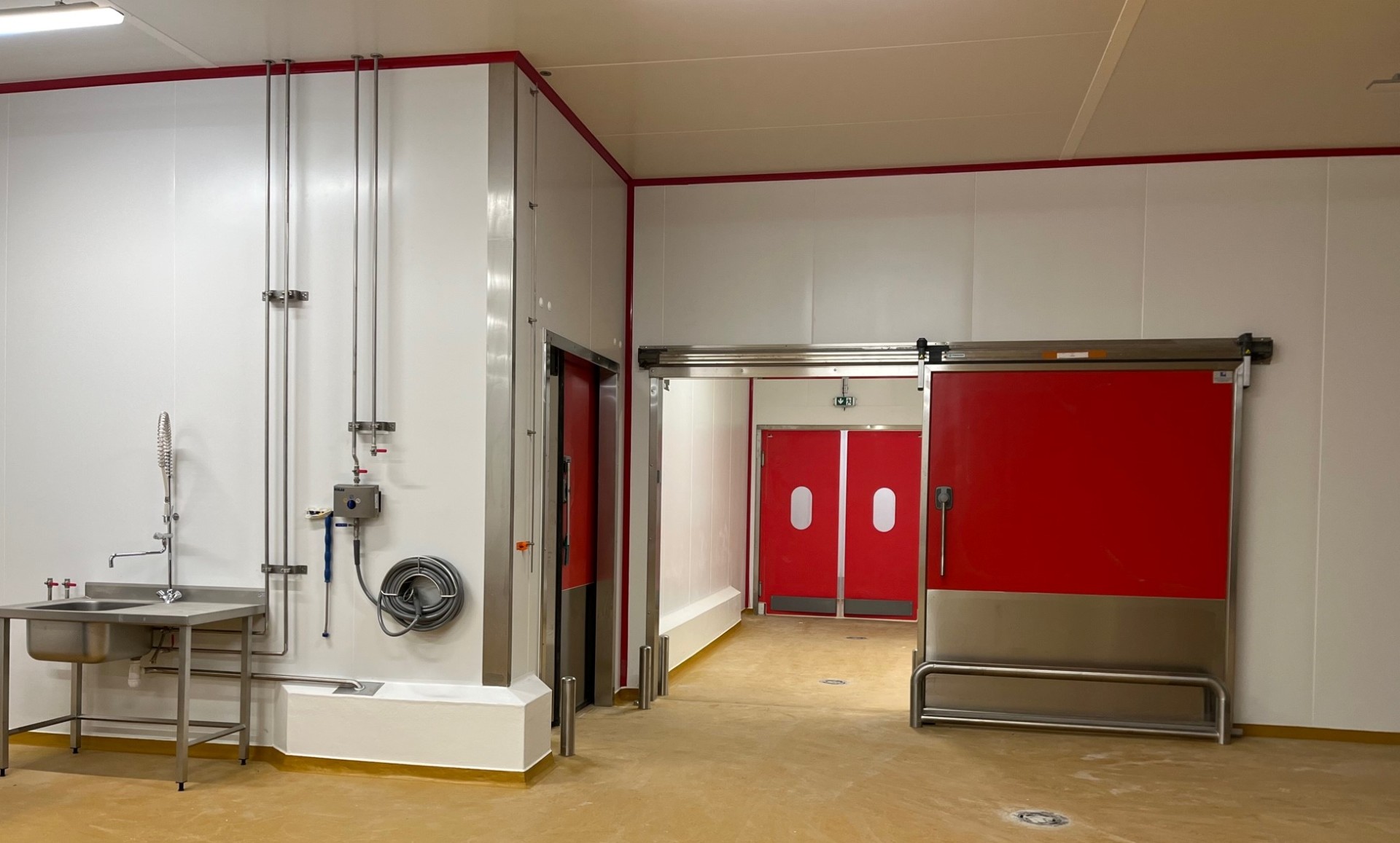 Deux employé du groupe Pi Install dans une chambre froide