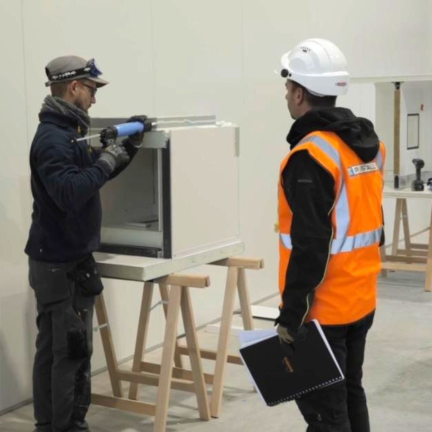 Une photo avec des monteurs travaillants sur des nacelles